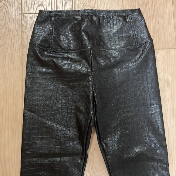 7 For All Mankind Croc Embossed Black Faux Leather Leggings, sz XS - Picture 3 of 13
